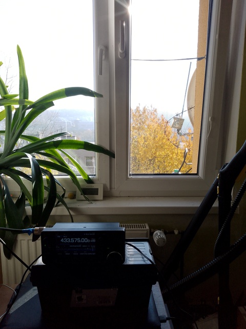 Výhled z okna do mlhy.