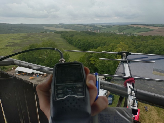 Icom ID-52 a 2el dualband yagi na rozhledně